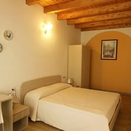 Pettirosso San Teodoro (Sardinia)